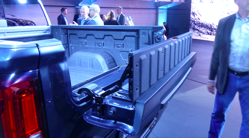 Illustration for article titled Here's Exactly How The 2019 GMC Sierra's Six-Way Tailgate Works
